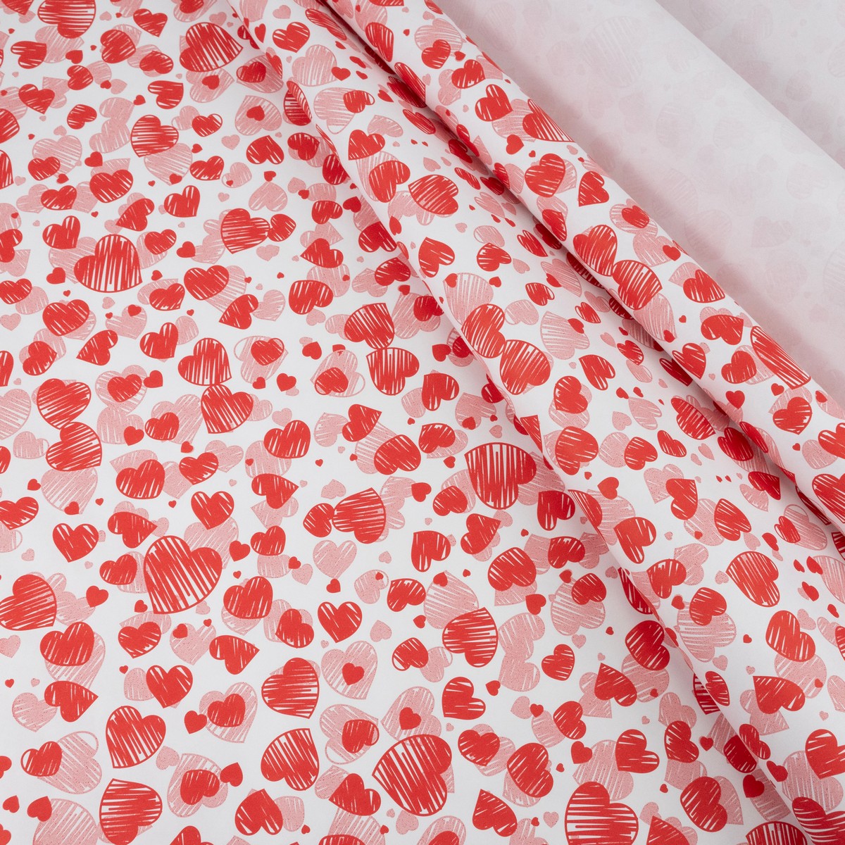 Бумага упаковочная крафт Сердечки росчерк 60гр, 70 см 10 м, белый/красный в интернет-магазине флористических аксессуаров Азалия Декор