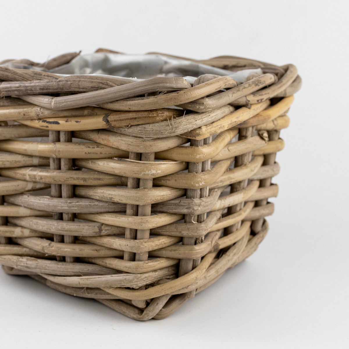 Кашпо плетеное (ротанг), 18х18хН14см, серый в интернет-магазине флористических аксессуаров Азалия Декор