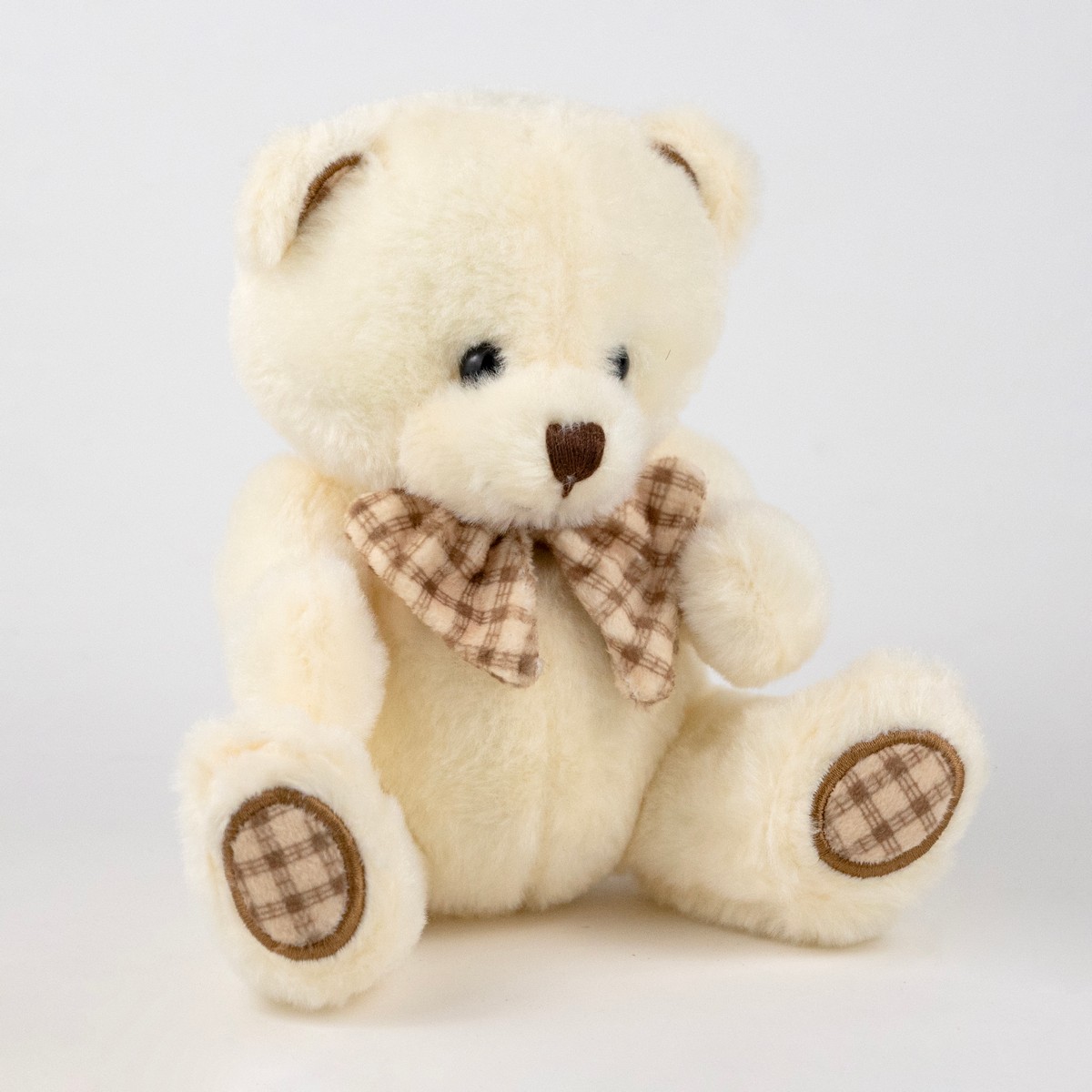 Игрушка м/н Медведь с бантом, 15см, крем. в интернет-магазине флористических аксессуаров Азалия Декор