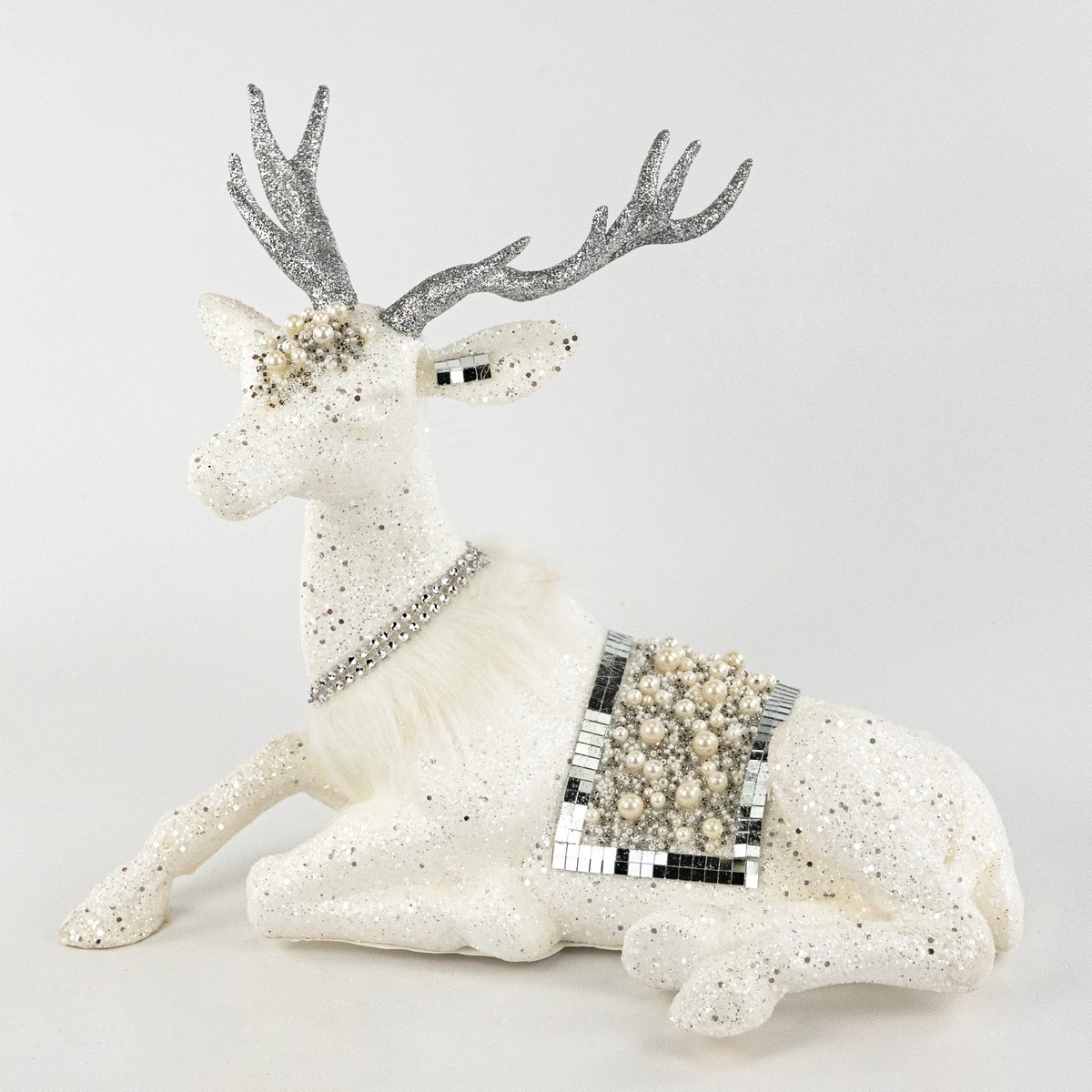 Сувенир Олень (пенопласт/текстиль), Н36х40х28см, бел./серебр. в интернет-магазине флористических аксессуаров Азалия Декор