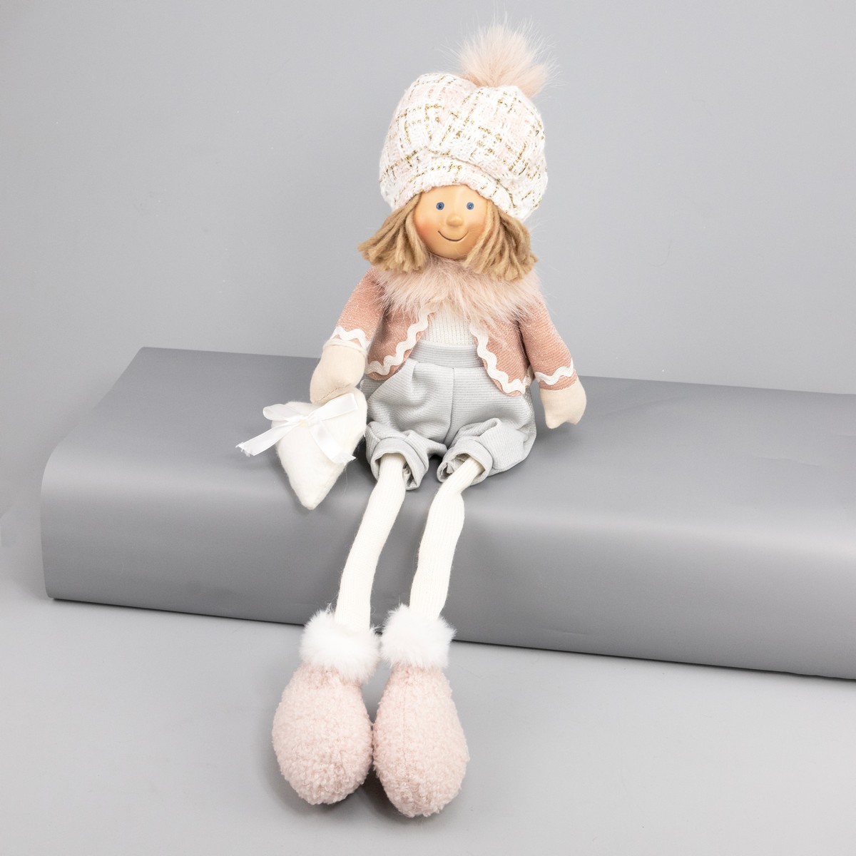 Сувенир Мальчик/Девочка сидящий, H38х15х10см, в асс., розовый в интернет-магазине флористических аксессуаров Азалия Декор