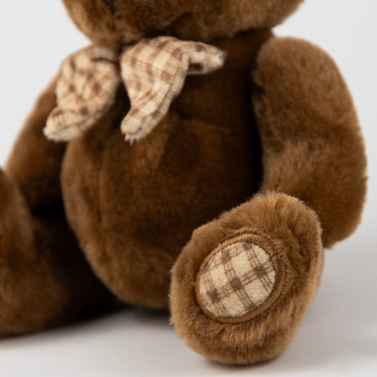 Игрушка м/н Медведь с бантом, 15см, кор. в интернет-магазине флористических аксессуаров Азалия Декор