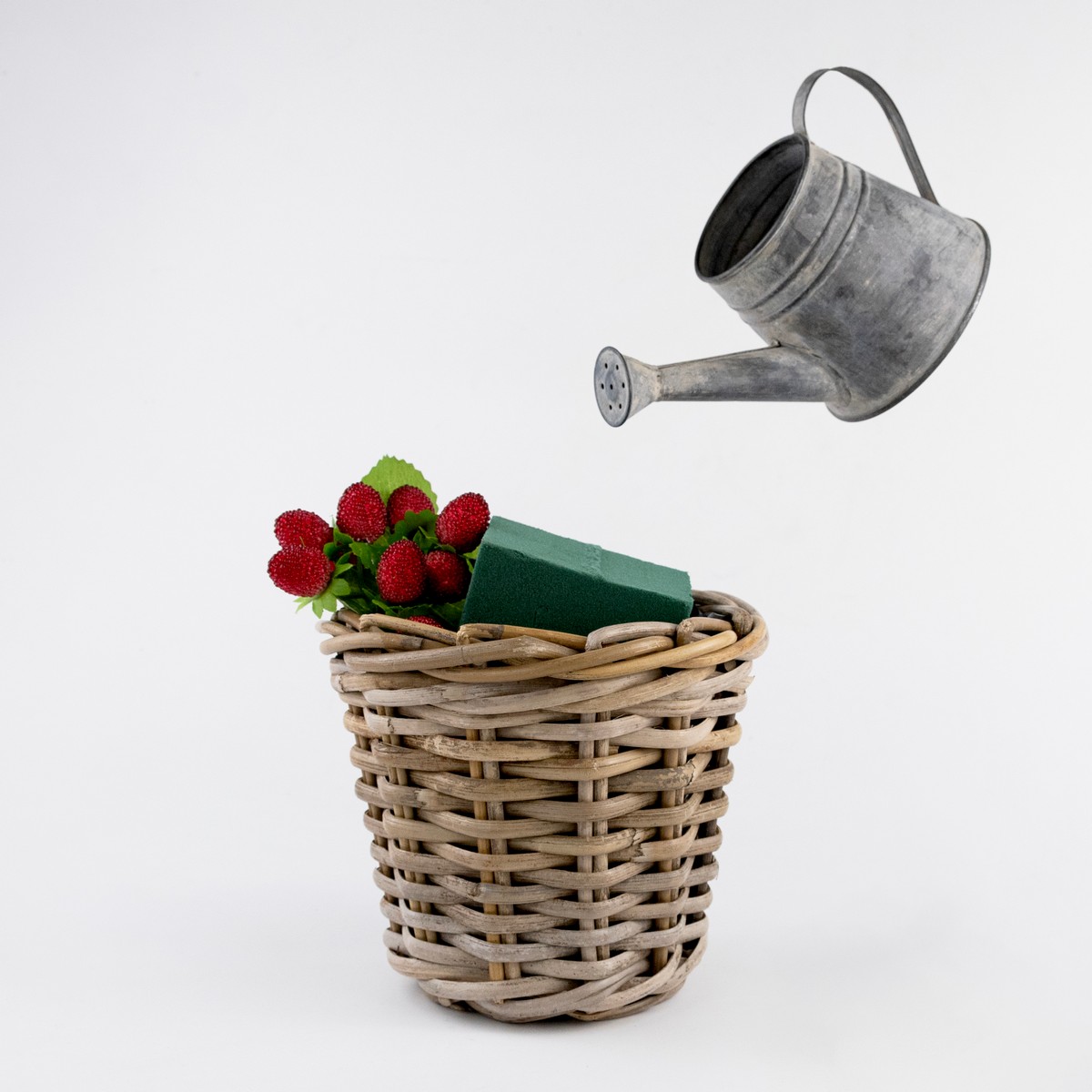 Кашпо плетеное (ротанг),D17xH15см, серый в интернет-магазине флористических аксессуаров Азалия Декор