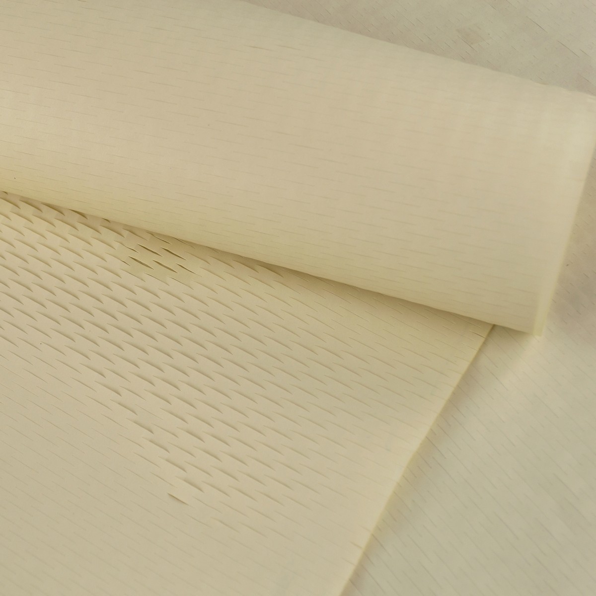 Бумага упаковочная крафт Соты 90г/м2, 50 см 9 м, кремовый в интернет-магазине флористических аксессуаров Азалия Декор