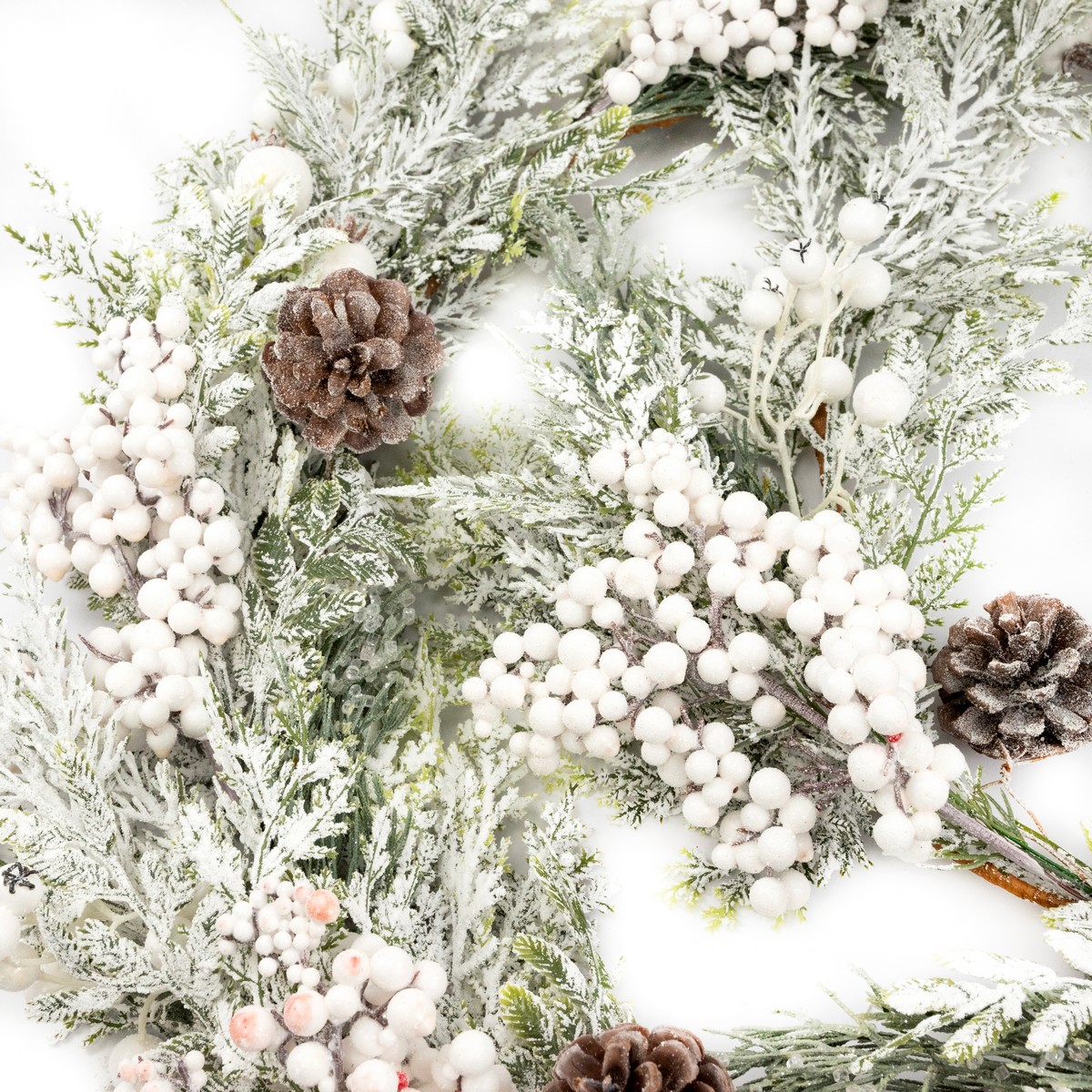 Гирлянда еловая с ягодами и шишками заснеженная, 183см, зеленый/белый в интернет-магазине флористических аксессуаров Азалия Декор
