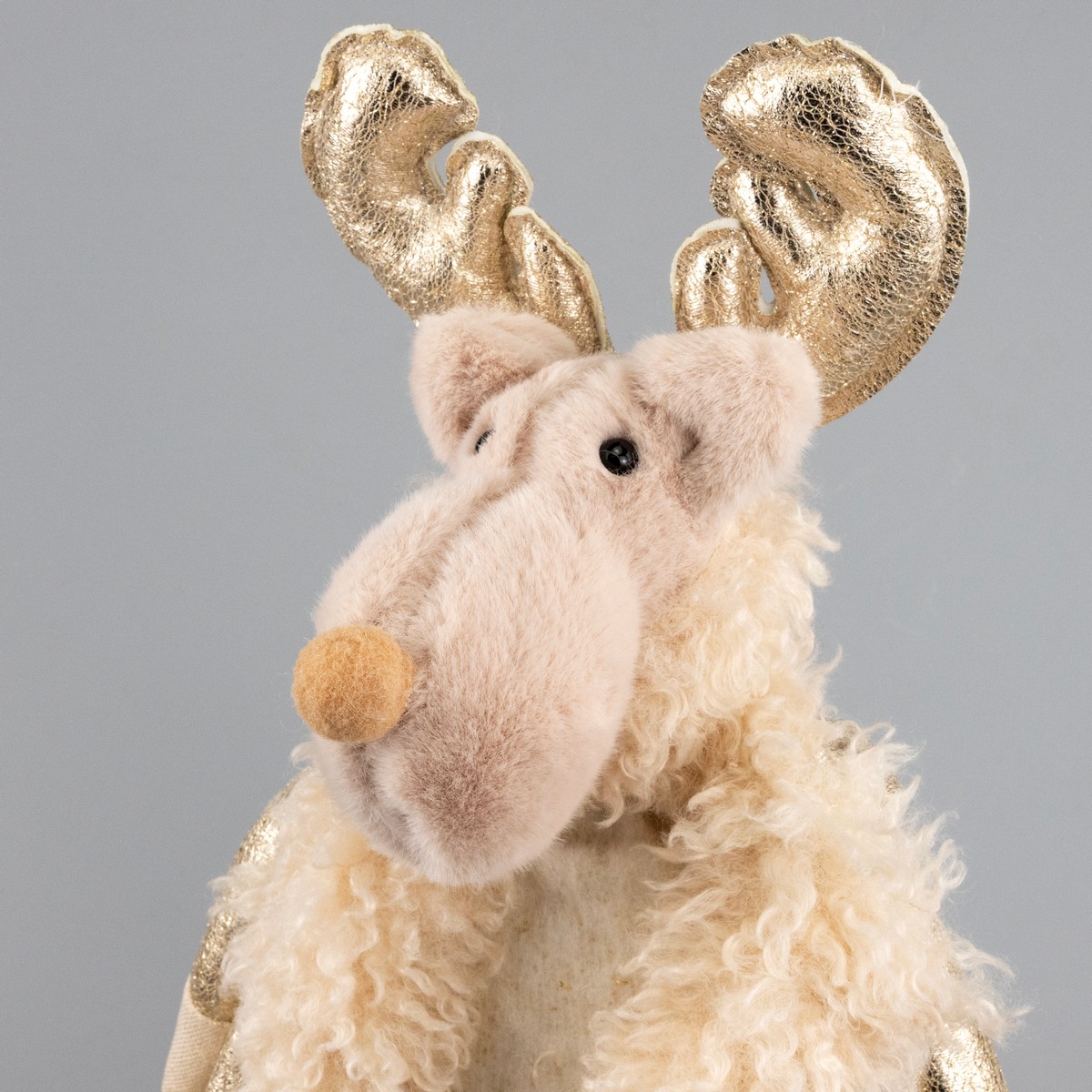 Сувенир Лось Мальчик, Н48х28х21см, шампань в интернет-магазине флористических аксессуаров Азалия Декор