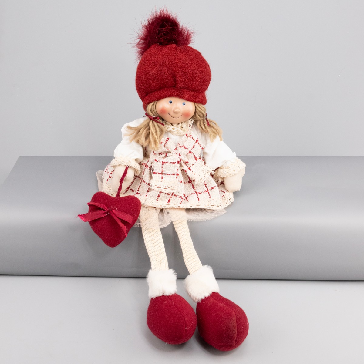 Сувенир Мальчик/Девочка сидящий, H38х15х10см, в асс., красный в интернет-магазине флористических аксессуаров Азалия Декор