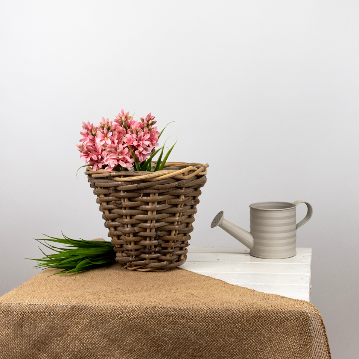 Кашпо плетеное (ротанг), D25xH20см, серый в интернет-магазине флористических аксессуаров Азалия Декор