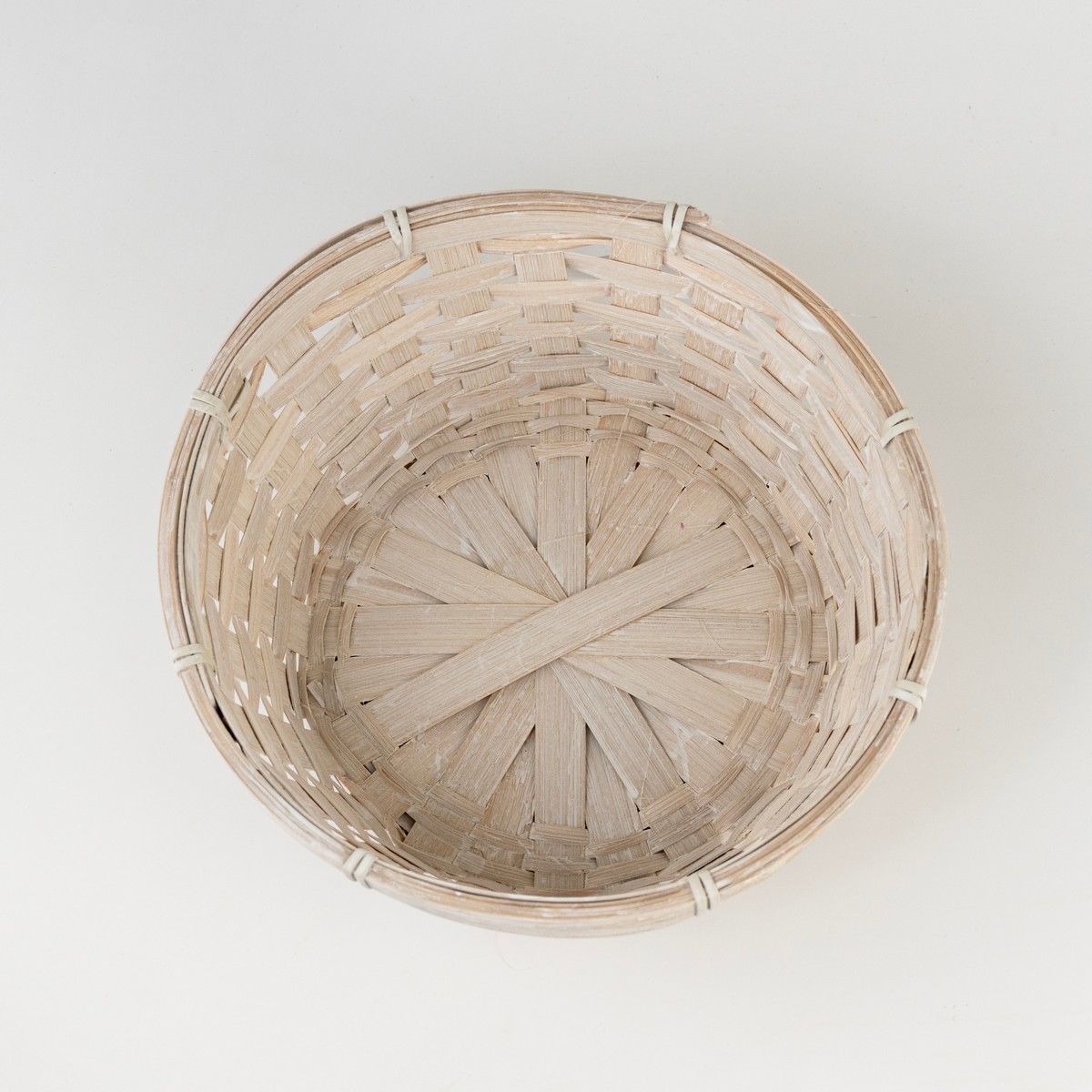 Кашпо плетеное (бамбук), D25хH10см, белый в интернет-магазине флористических аксессуаров Азалия Декор