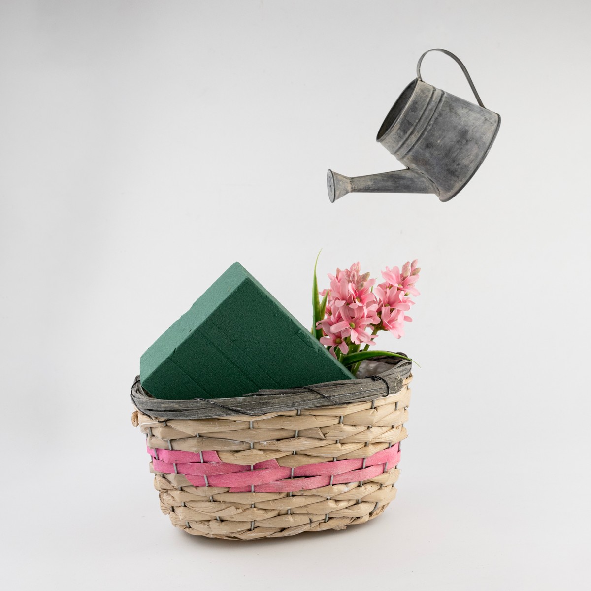 Кашпо плетеное овальное (растительный материал), 23x15хH12см, натуральный/розовый в интернет-магазине флористических аксессуаров Азалия Декор