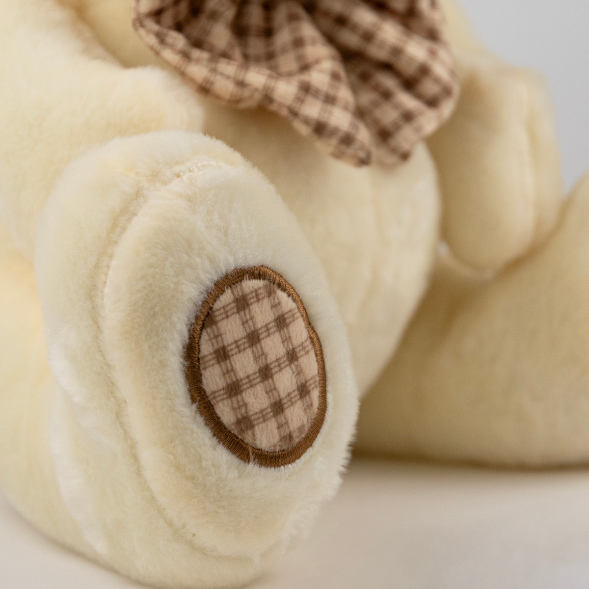 Игрушка м/н Медведь с бантом, 15см, крем. в интернет-магазине флористических аксессуаров Азалия Декор