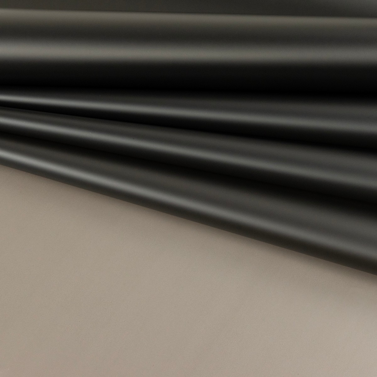 Пленка матовая полупрозрачная 50мкр, 57 см 27 м, черный в интернет-магазине флористических аксессуаров Азалия Декор