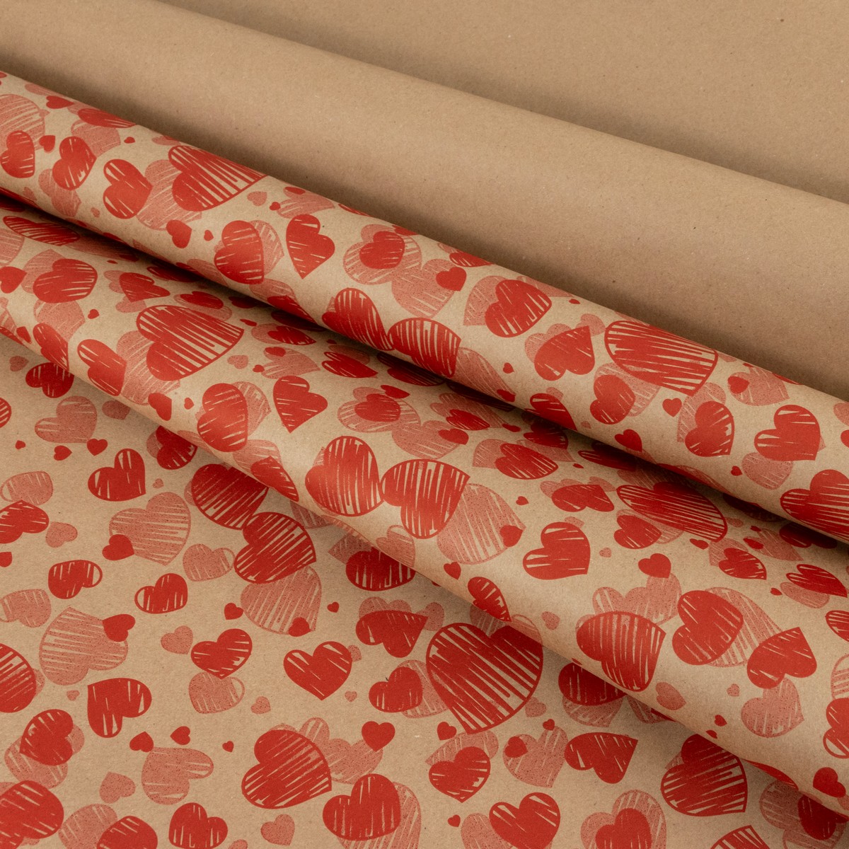 Бумага упаковочная крафт Сердечки росчерк 60гр, 70 см 10 м, натуральный/красный в интернет-магазине флористических аксессуаров Азалия Декор