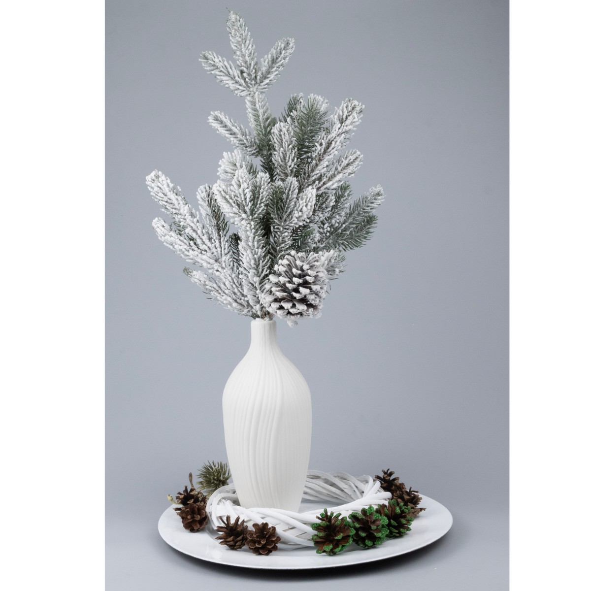 Ветка еловая с шишкой заснеженная, 56см, зеленый/белый в интернет-магазине флористических аксессуаров Азалия Декор