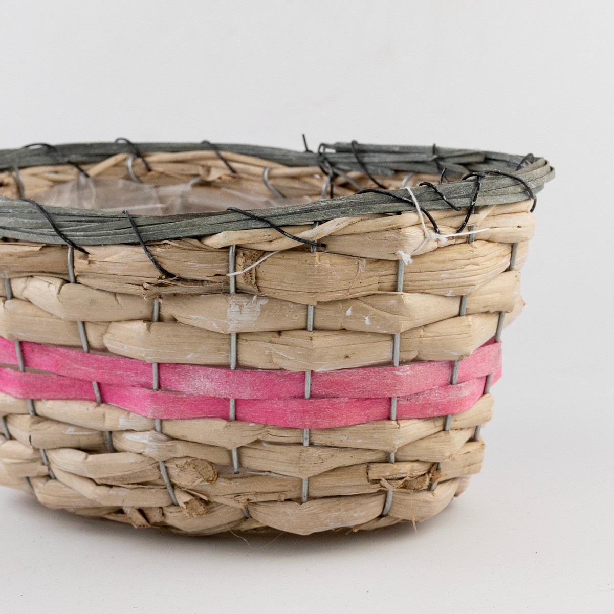 Кашпо плетеное овальное (растительный материал), 23x15хH12см, натуральный/розовый в интернет-магазине флористических аксессуаров Азалия Декор