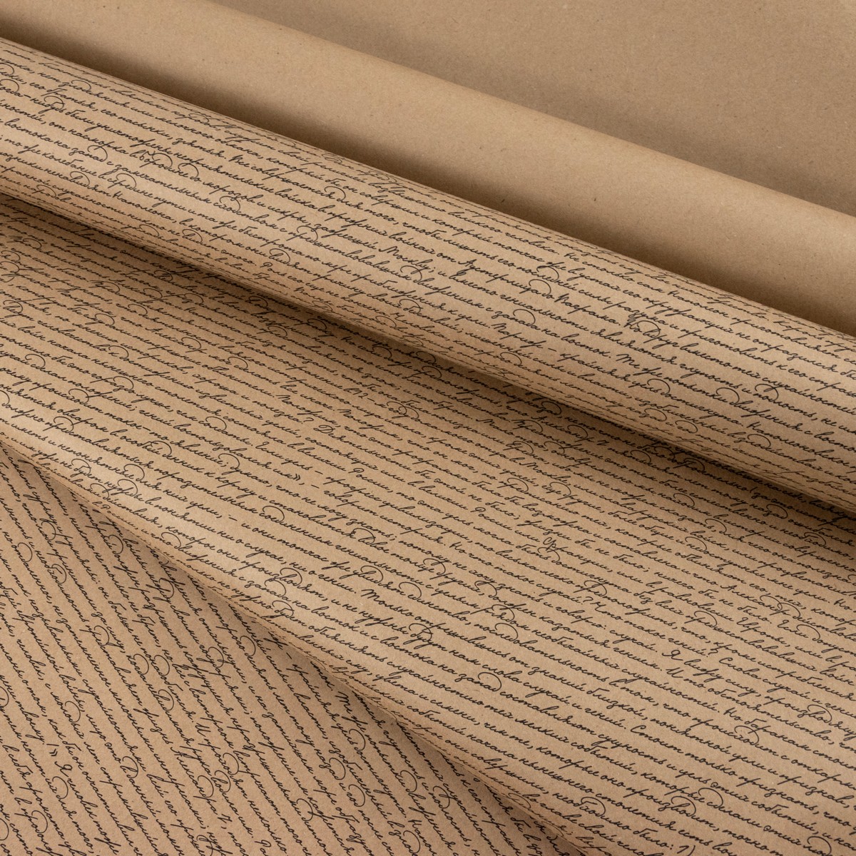 Бумага упаковочная крафт Рукопись 60гр, 70 см 10 м, натуральный/черный в интернет-магазине флористических аксессуаров Азалия Декор