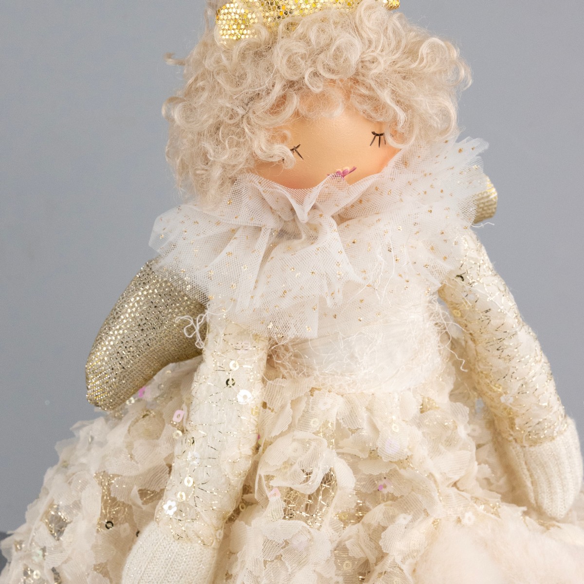 Сувенир Принцесса сидящая, Н53х27х22см, шампань в интернет-магазине флористических аксессуаров Азалия Декор