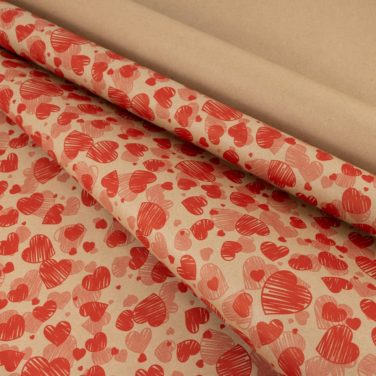 Бумага упаковочная крафт Сердечки росчерк 60гр, 70 см 10 м, натуральный/красный в интернет-магазине флористических аксессуаров Азалия Декор
