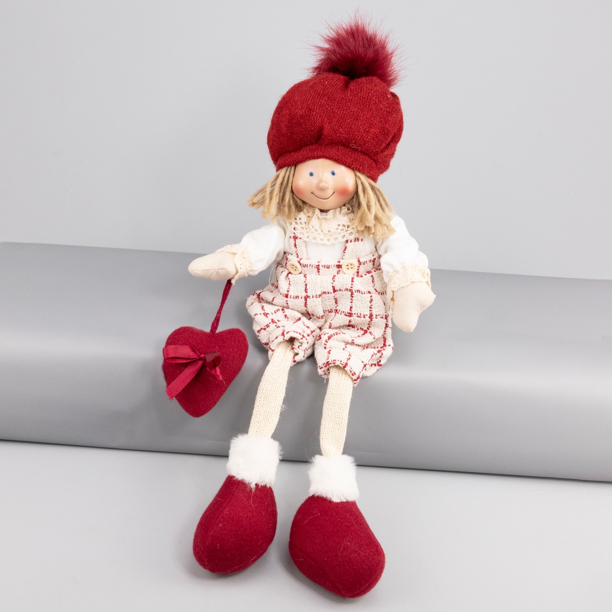 Сувенир Мальчик/Девочка сидящий, H38х15х10см, в асс., красный в интернет-магазине флористических аксессуаров Азалия Декор