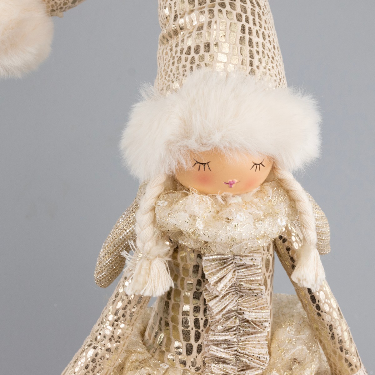 Сувенир Фея сидящая, Н67х20х18см, шампань в интернет-магазине флористических аксессуаров Азалия Декор