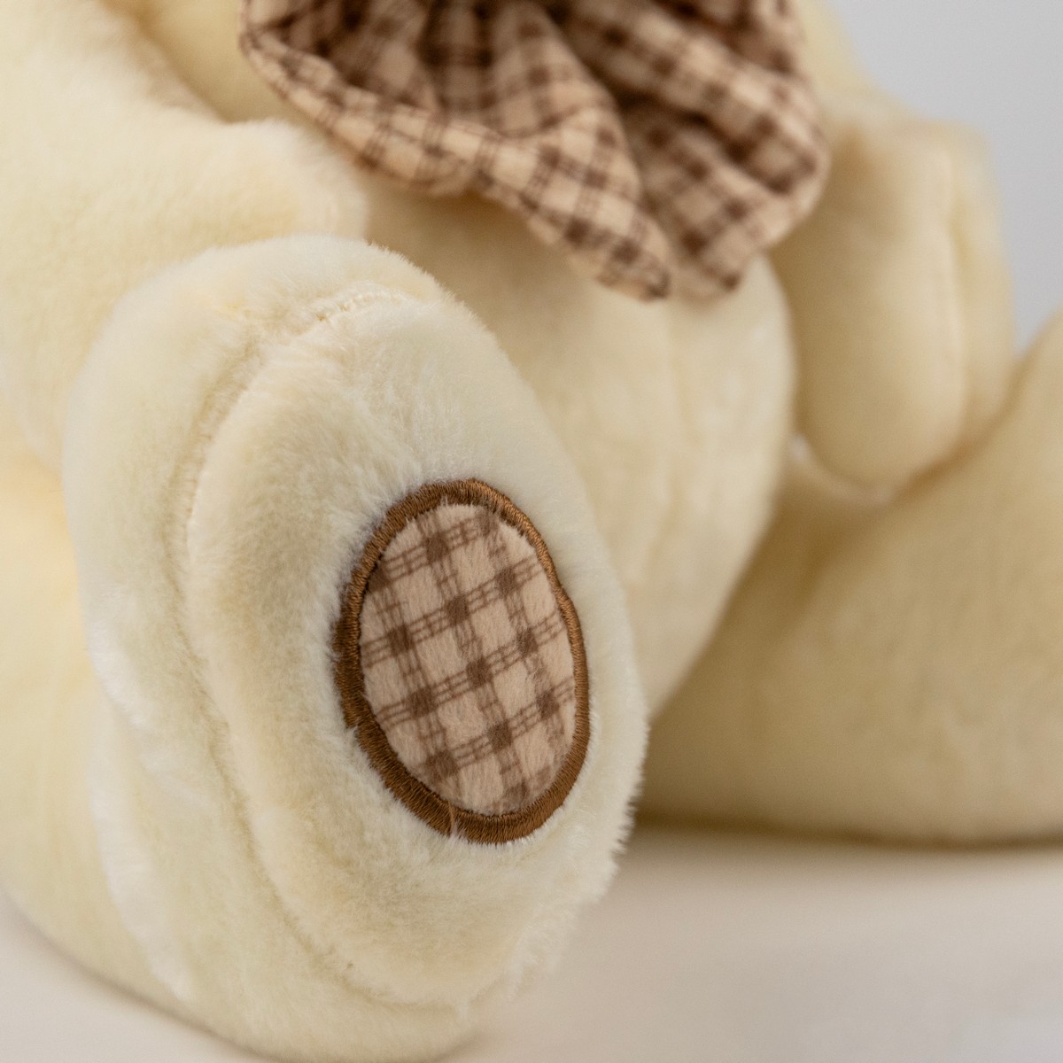 Игрушка м/н Медведь с бантом, 25см, крем. в интернет-магазине флористических аксессуаров Азалия Декор