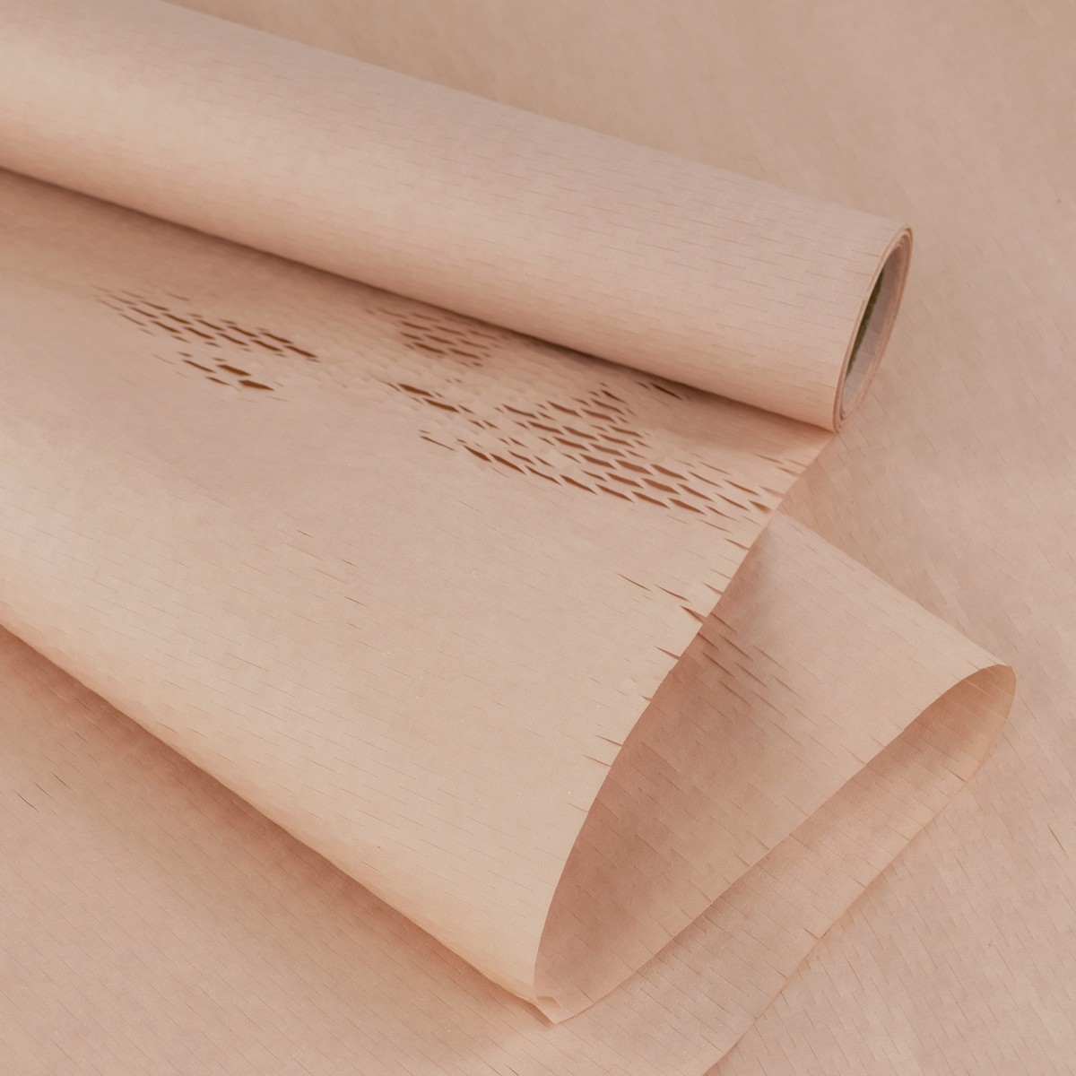 Бумага упаковочная крафт Соты 90г/м2, 50 см 9 м, светло-розовый в интернет-магазине флористических аксессуаров Азалия Декор