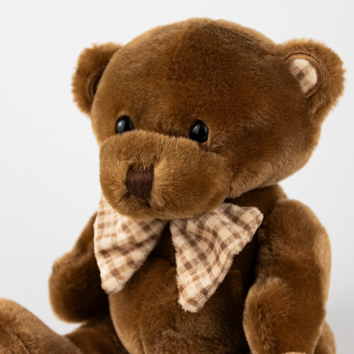 Игрушка м/н Медведь с бантом, 20см, кор. в интернет-магазине флористических аксессуаров Азалия Декор