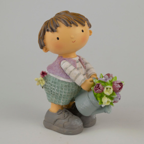Сувенир Мальчик с лейкой (полирезин), H14,5х10,5х6см, сиреневый в интернет-магазине флористических аксессуаров Азалия Декор