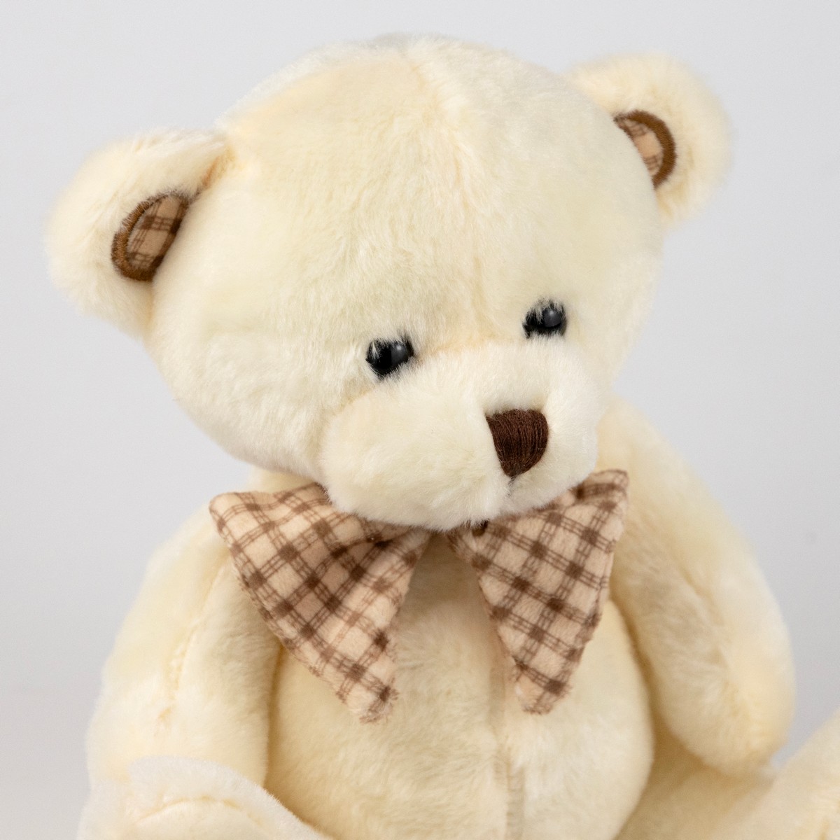 Игрушка м/н Медведь с бантом, 15см, крем. в интернет-магазине флористических аксессуаров Азалия Декор