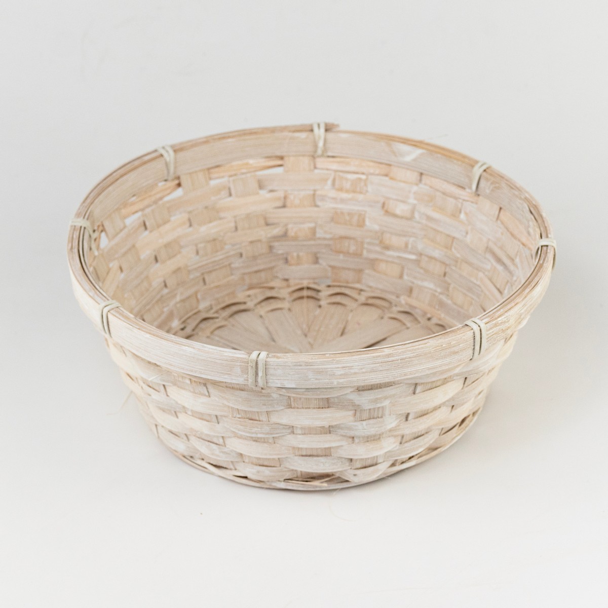 Кашпо плетеное (бамбук), D25хH10см, белый в интернет-магазине флористических аксессуаров Азалия Декор