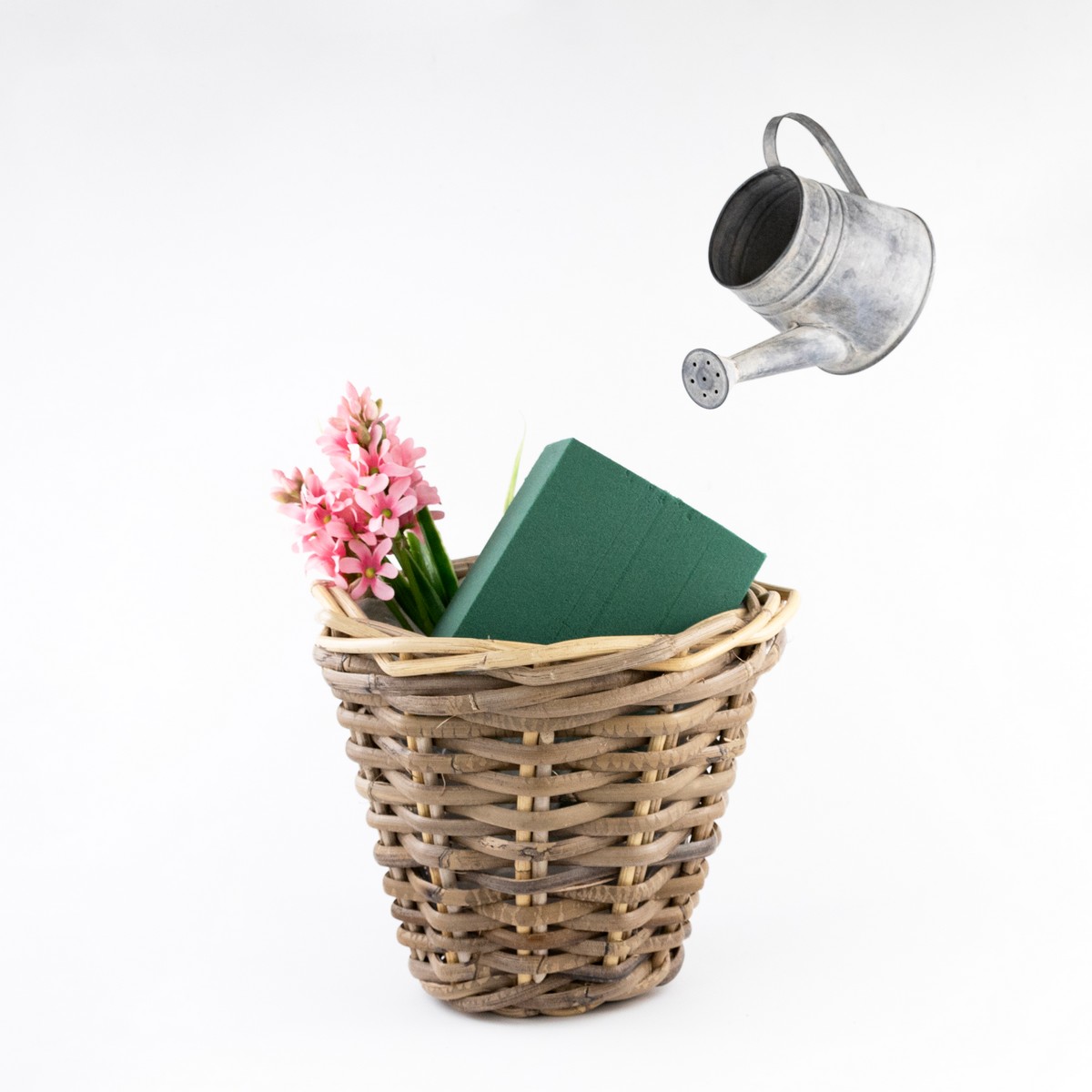 Кашпо плетеное (ротанг), D25xH20см, серый в интернет-магазине флористических аксессуаров Азалия Декор