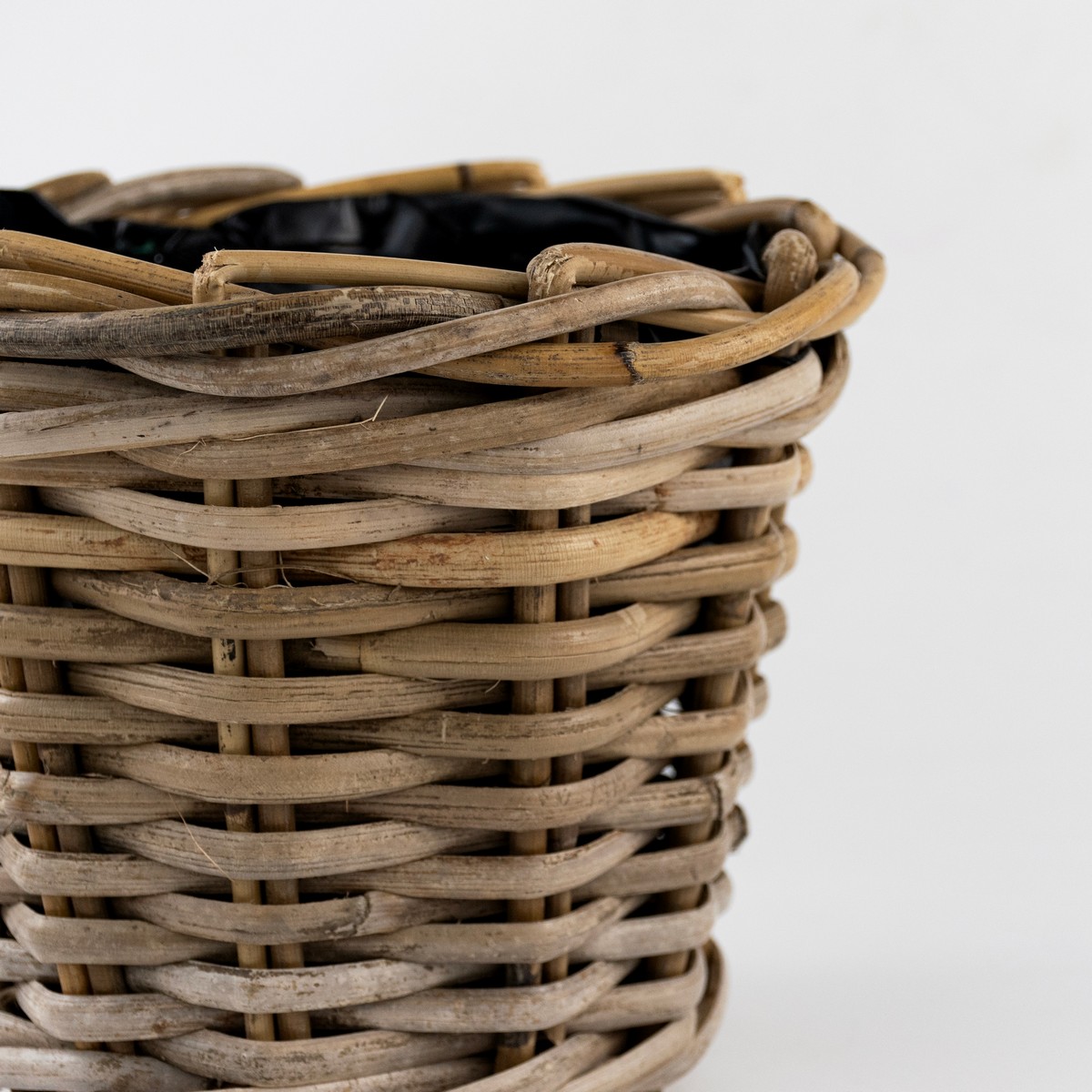 Кашпо плетеное (ротанг),D17xH15см, серый в интернет-магазине флористических аксессуаров Азалия Декор