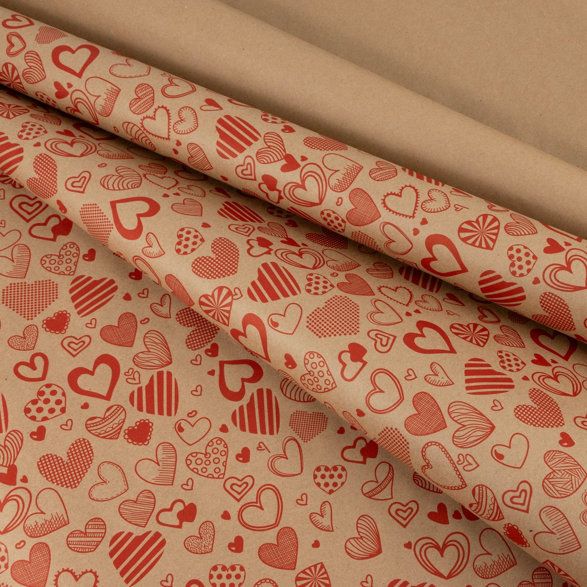 Бумага упаковочная крафт Сердечное ассорти 60гр, 70 см 10 м, натуральный/красный в интернет-магазине флористических аксессуаров Азалия Декор