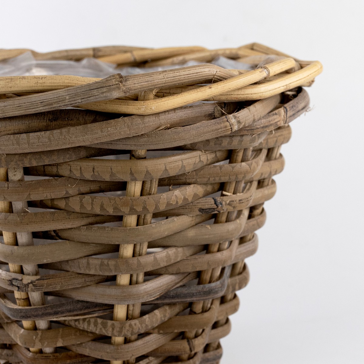 Кашпо плетеное (ротанг), D25xH20см, серый в интернет-магазине флористических аксессуаров Азалия Декор