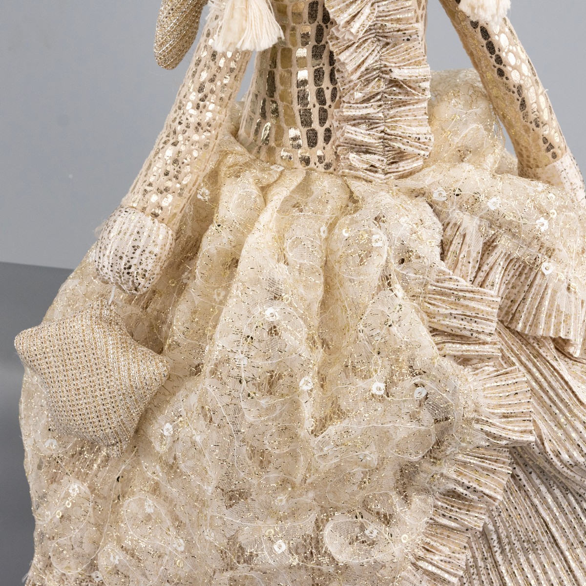 Сувенир Фея сидящая, Н67х20х18см, шампань в интернет-магазине флористических аксессуаров Азалия Декор