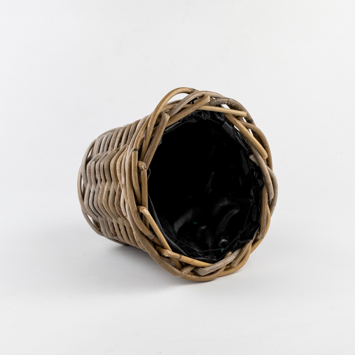 Кашпо плетеное (ротанг),D17xH15см, серый в интернет-магазине флористических аксессуаров Азалия Декор