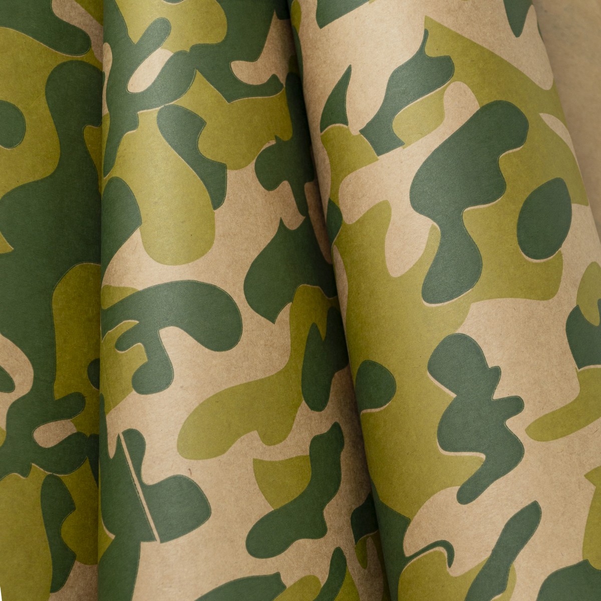 Бумага упаковочная крафт Камуфляж 60гр, 70 см 10 м, 0,420 кг, хаки в интернет-магазине флористических аксессуаров Азалия Декор