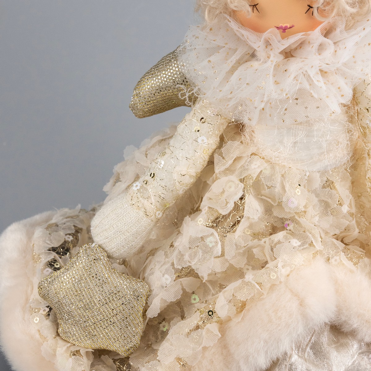 Сувенир Принцесса сидящая, Н53х27х22см, шампань в интернет-магазине флористических аксессуаров Азалия Декор