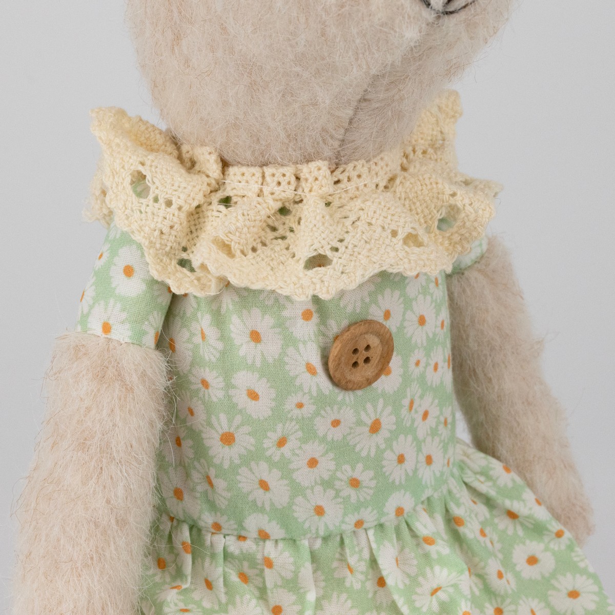 Сувенир Заяц (пенопласт/текстиль), H60x18х17см, кремовый/зеленый в интернет-магазине флористических аксессуаров Азалия Декор