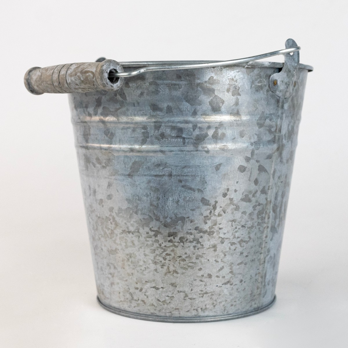 Кашпо с ручкой (металл), D15xH14см, натуральный в интернет-магазине флористических аксессуаров Азалия Декор