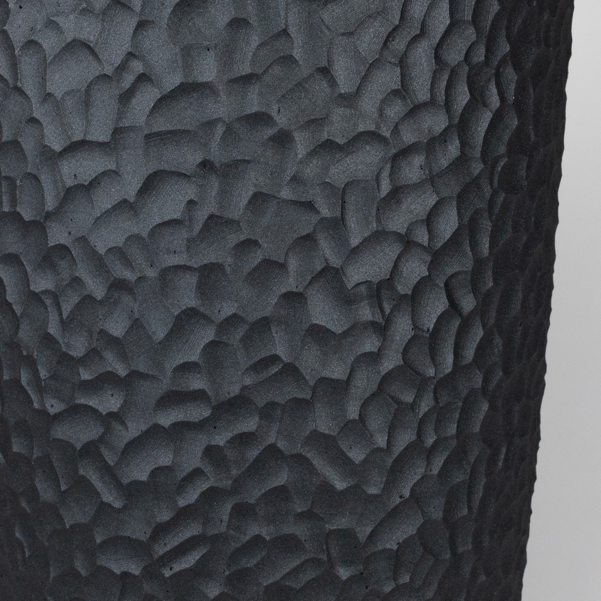 Кашпо Манго (бетон), D36xH70см, 50л, чёрный в интернет-магазине флористических аксессуаров Азалия Декор