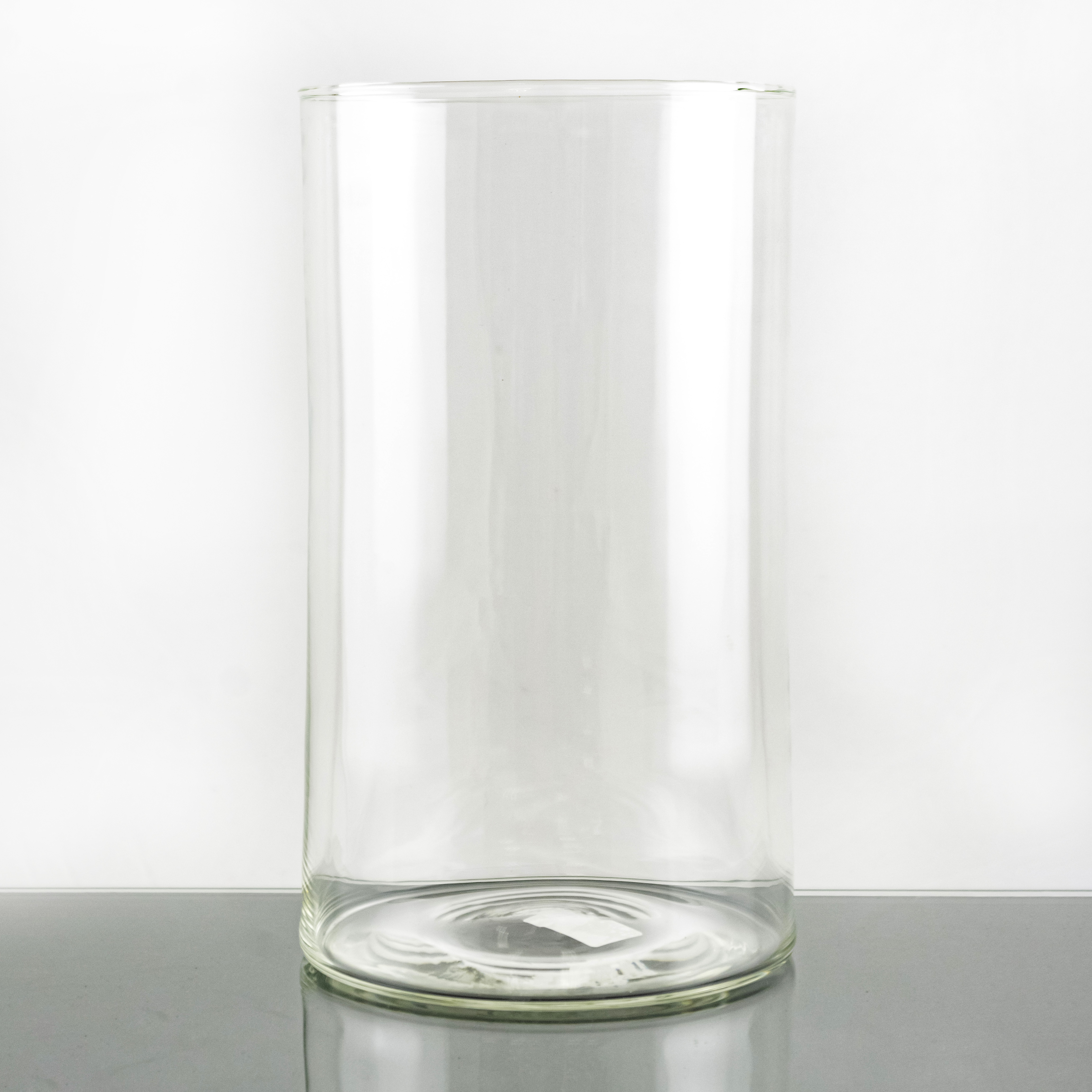 Бразильский дизайнер придумал минималистичные вазы в виде трубок