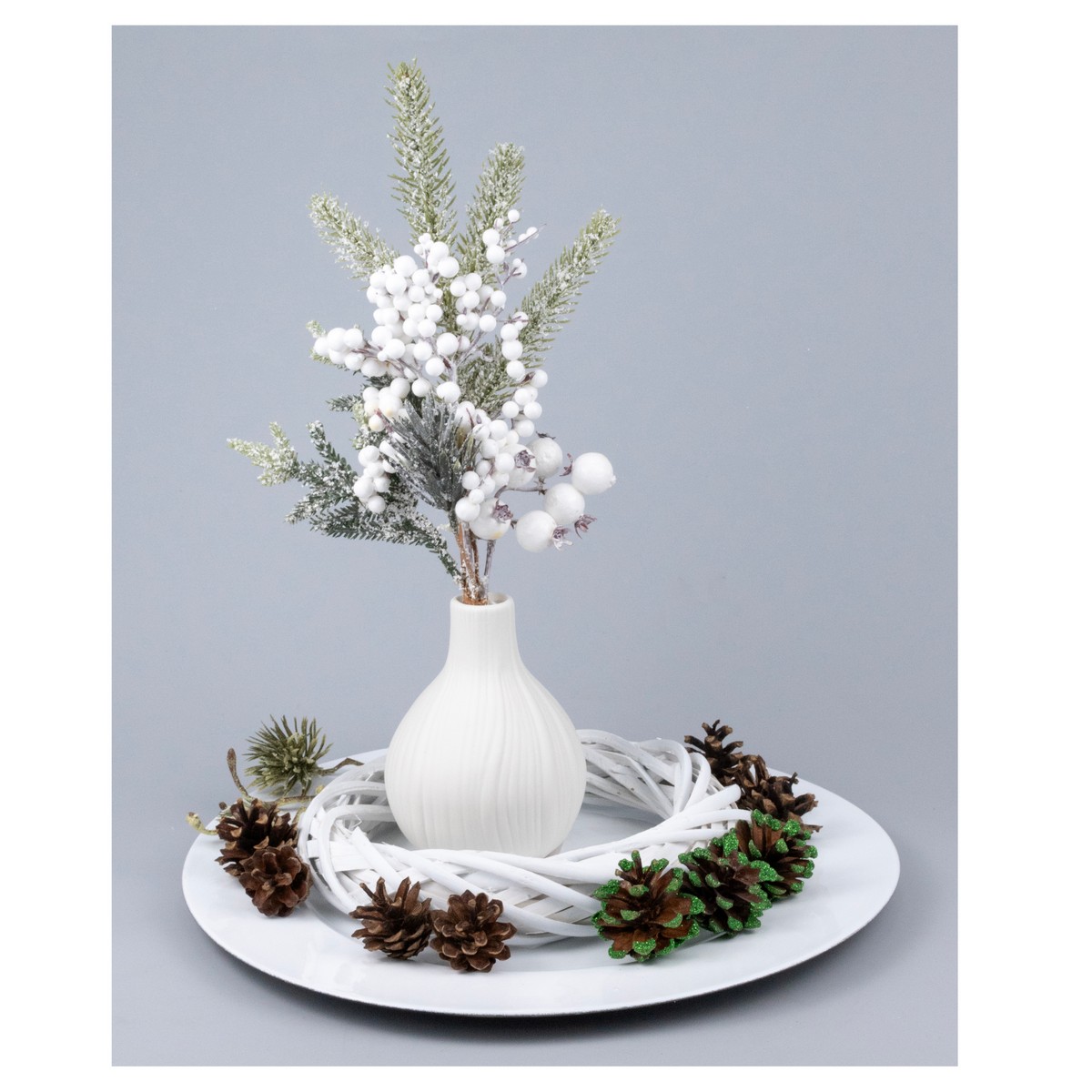 Ветка еловая с ягодами заснеженная, 36см, зеленый/белый в интернет-магазине флористических аксессуаров Азалия Декор