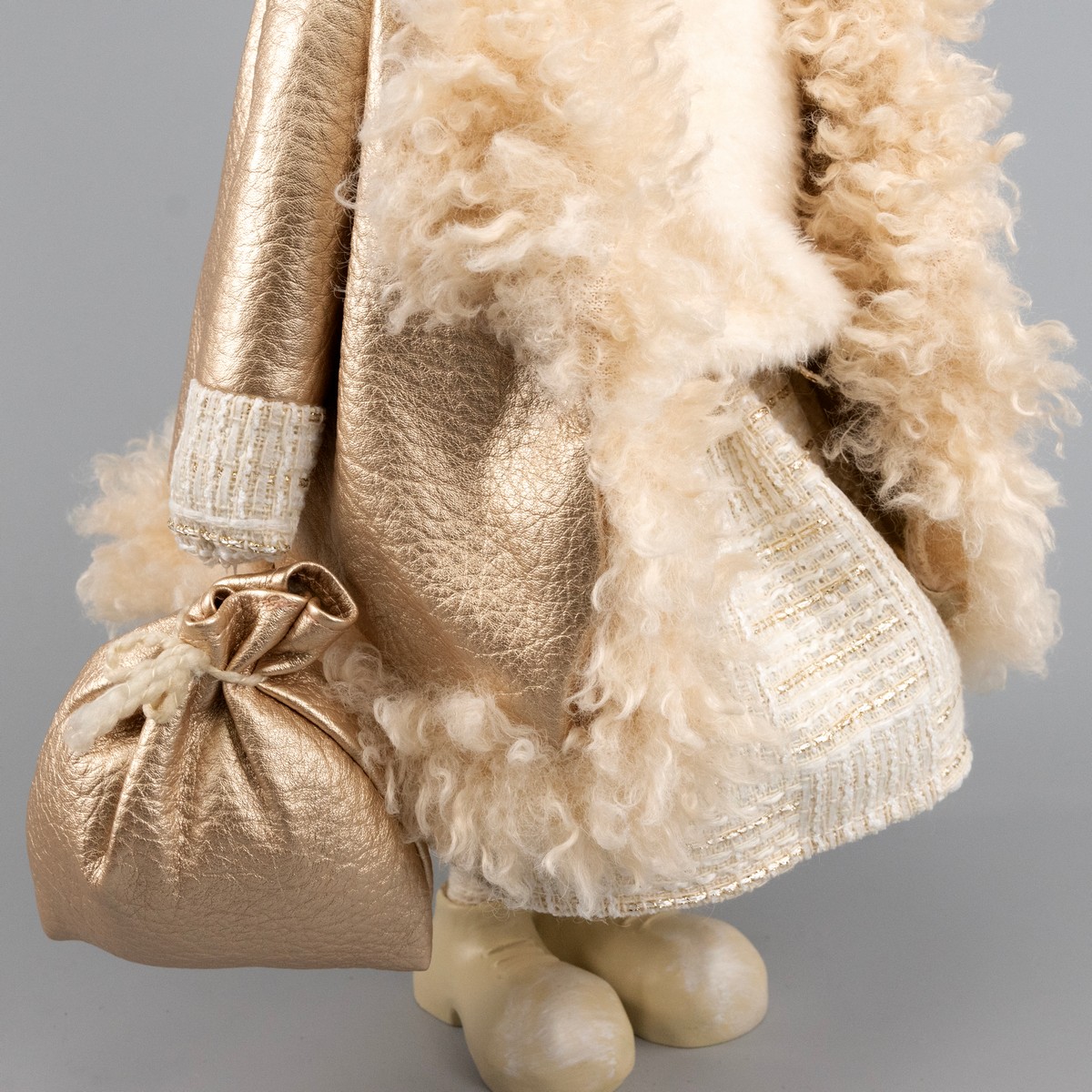 Сувенир Мышка, Н44х30х24,5см, шампань в интернет-магазине флористических аксессуаров Азалия Декор