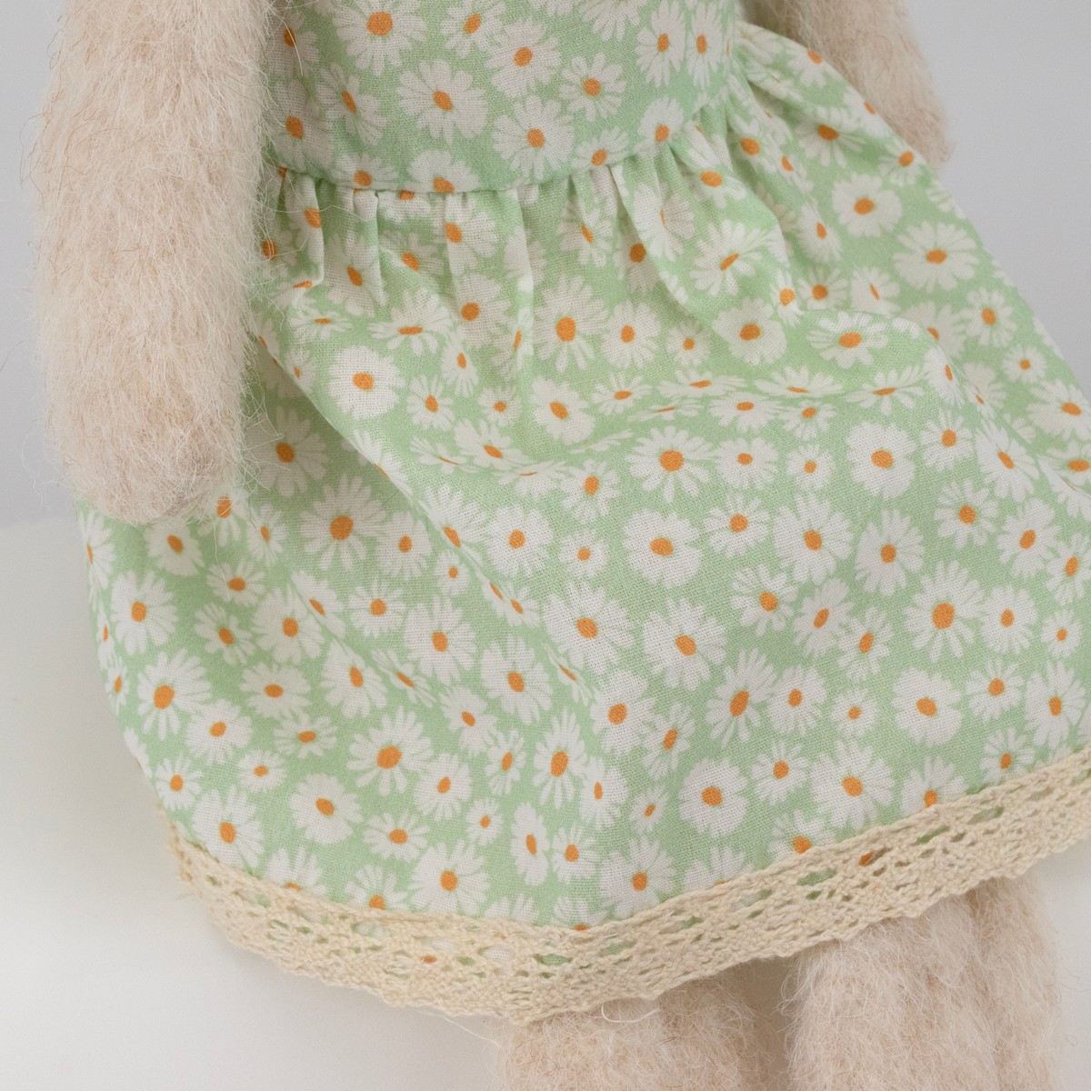 Сувенир Заяц (пенопласт/текстиль), H60x18х17см, кремовый/зеленый в интернет-магазине флористических аксессуаров Азалия Декор