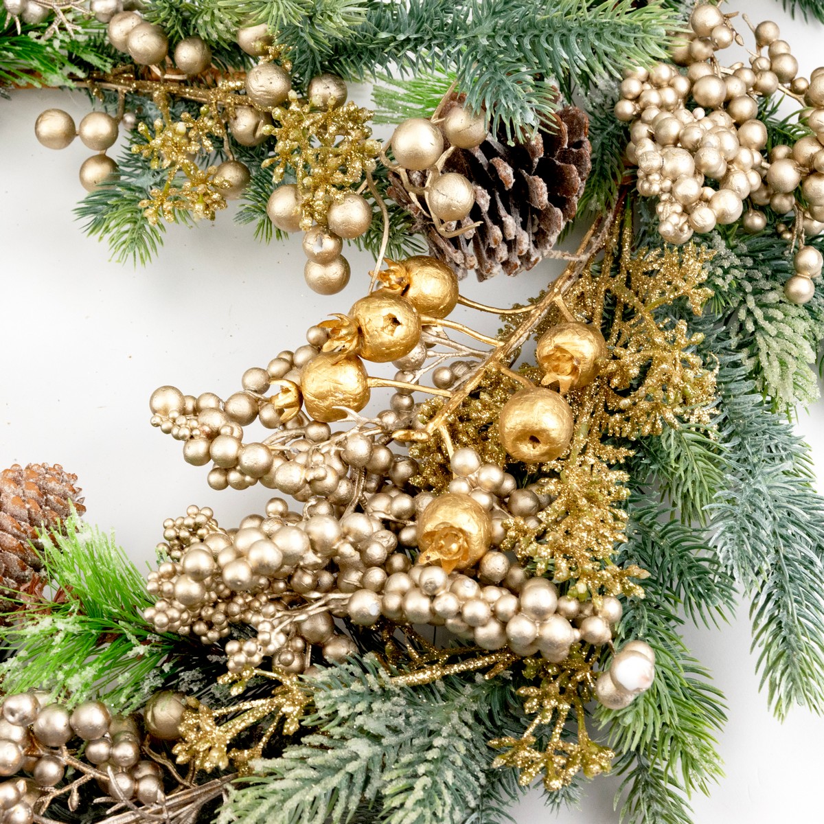 Гирлянда еловая с ягодами и шишками, 183 см, зеленый/шампань в интернет-магазине флористических аксессуаров Азалия Декор
