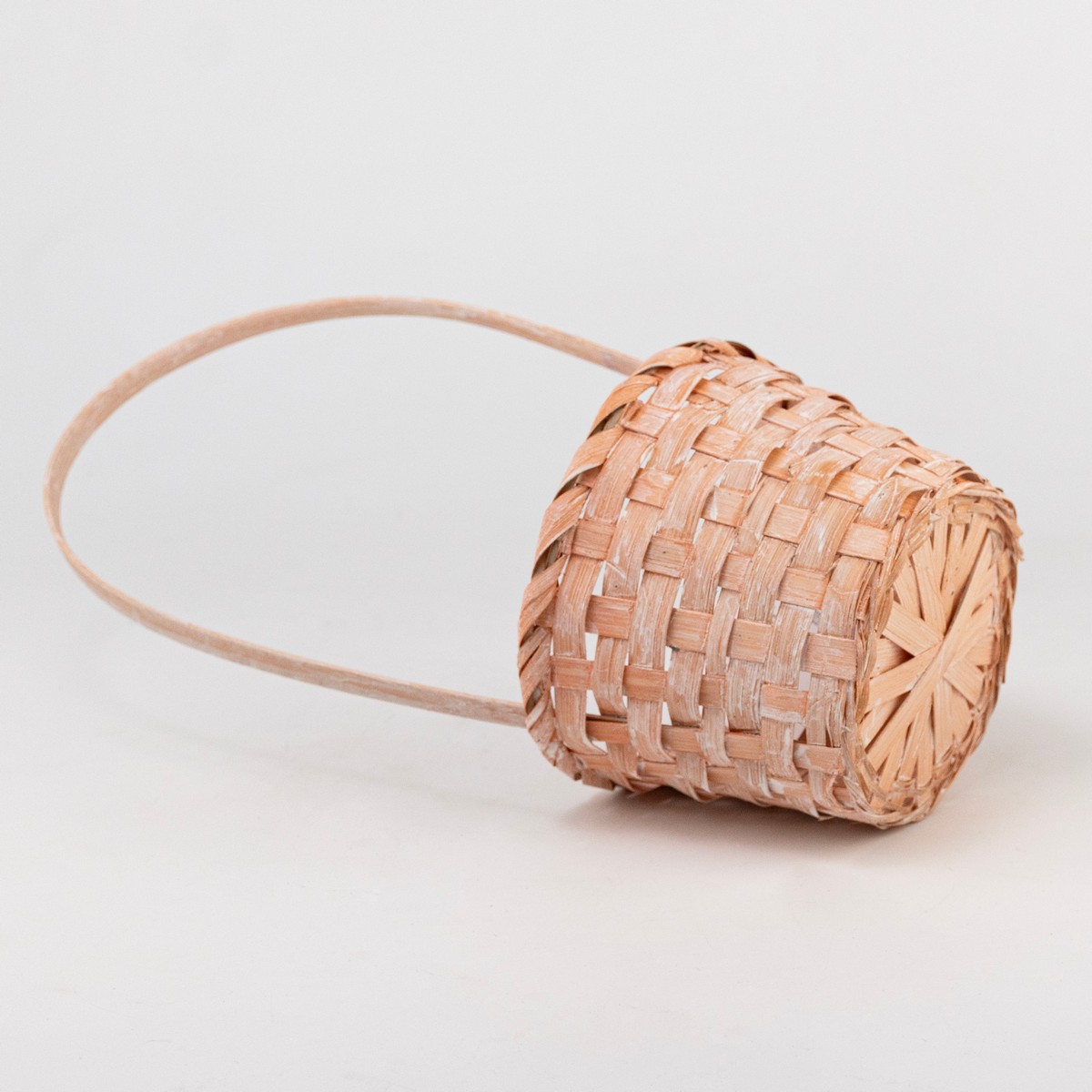 Корзина плетеная (бамбук), D13х9хH30см, персиковый в интернет-магазине флористических аксессуаров Азалия Декор