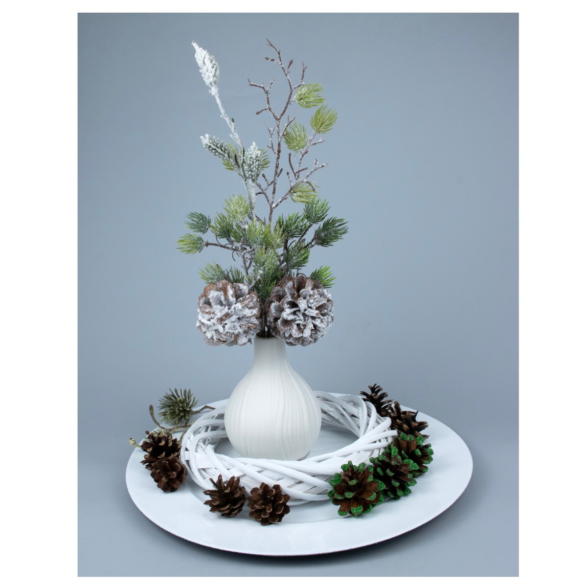 Ветка сосновая с шишками заснеженная, 36см, зеленый/белый в интернет-магазине флористических аксессуаров Азалия Декор