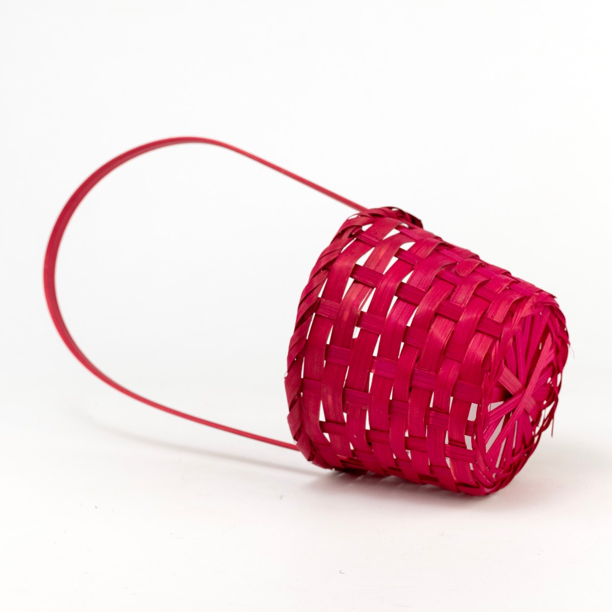 Корзина плетеная (бамбук), D13х9хH30см, красный в интернет-магазине флористических аксессуаров Азалия Декор