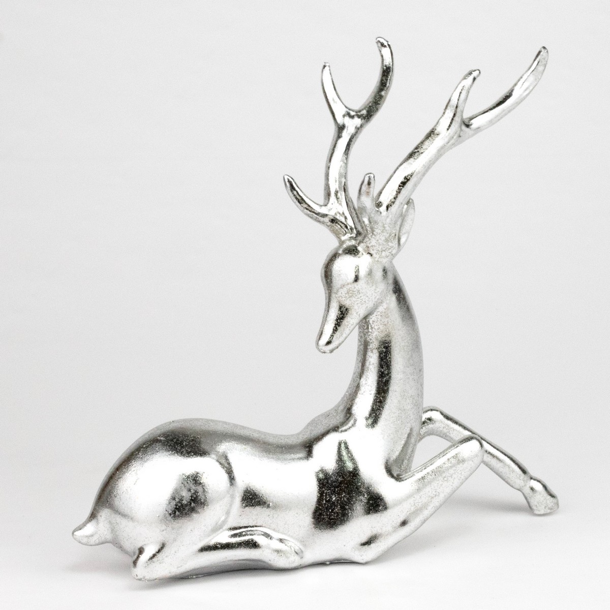 Сувенир Олень лежащий (полирезин), Н20,5х21х7,5см, серебряный в интернет-магазине флористических аксессуаров Азалия Декор